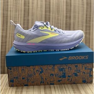 Brooks women shoes size 9 New Never Worn.